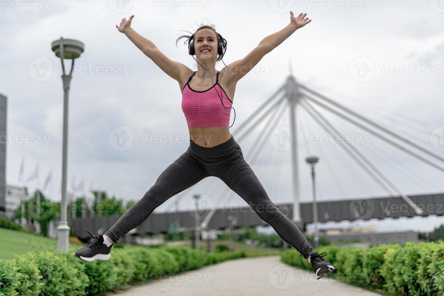 deportista saltando de alegría hasta hacer ejercicio. foto