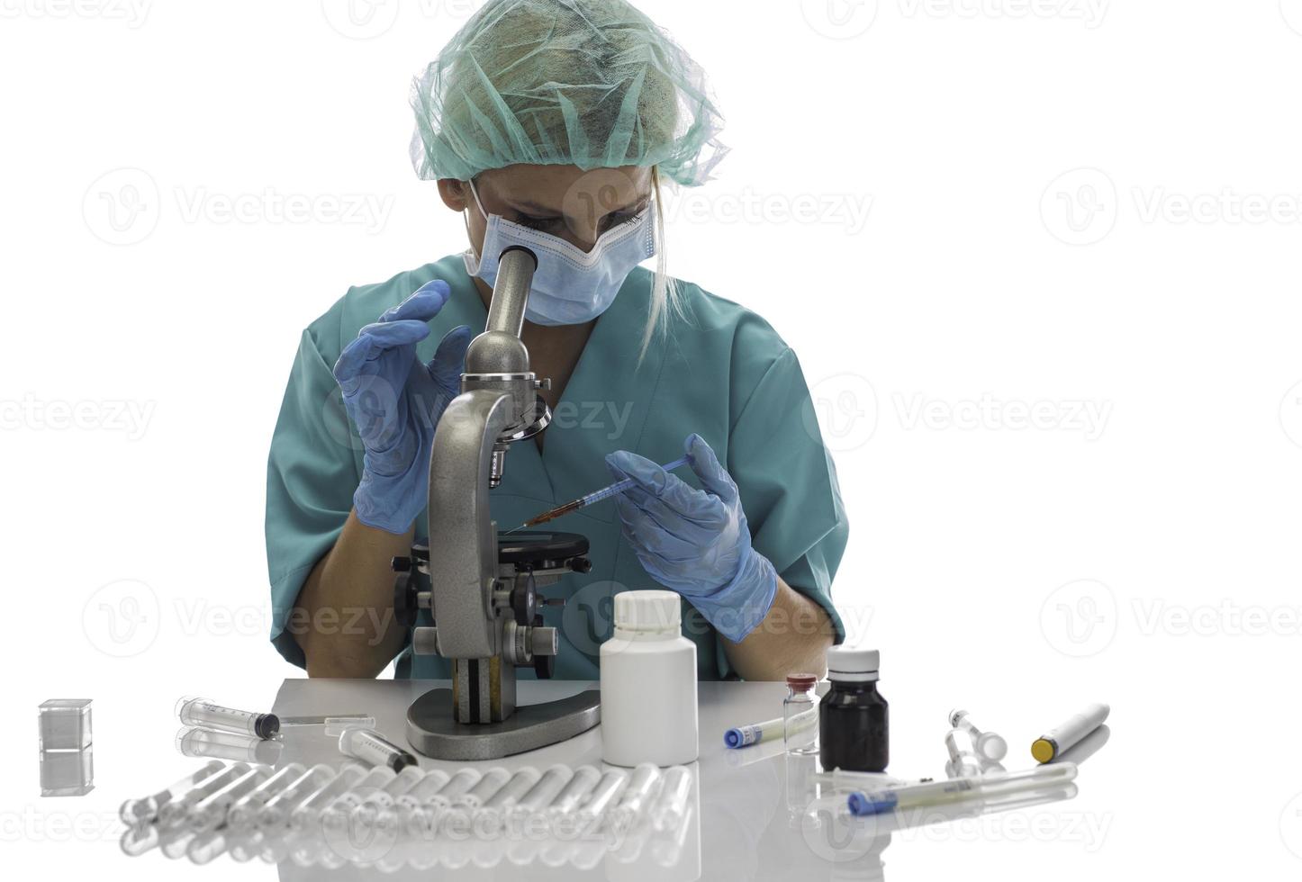 científico con guantes médicos azules y muestras uniformes de aprendizaje covid-19 con microscopio en laboratorio. foto