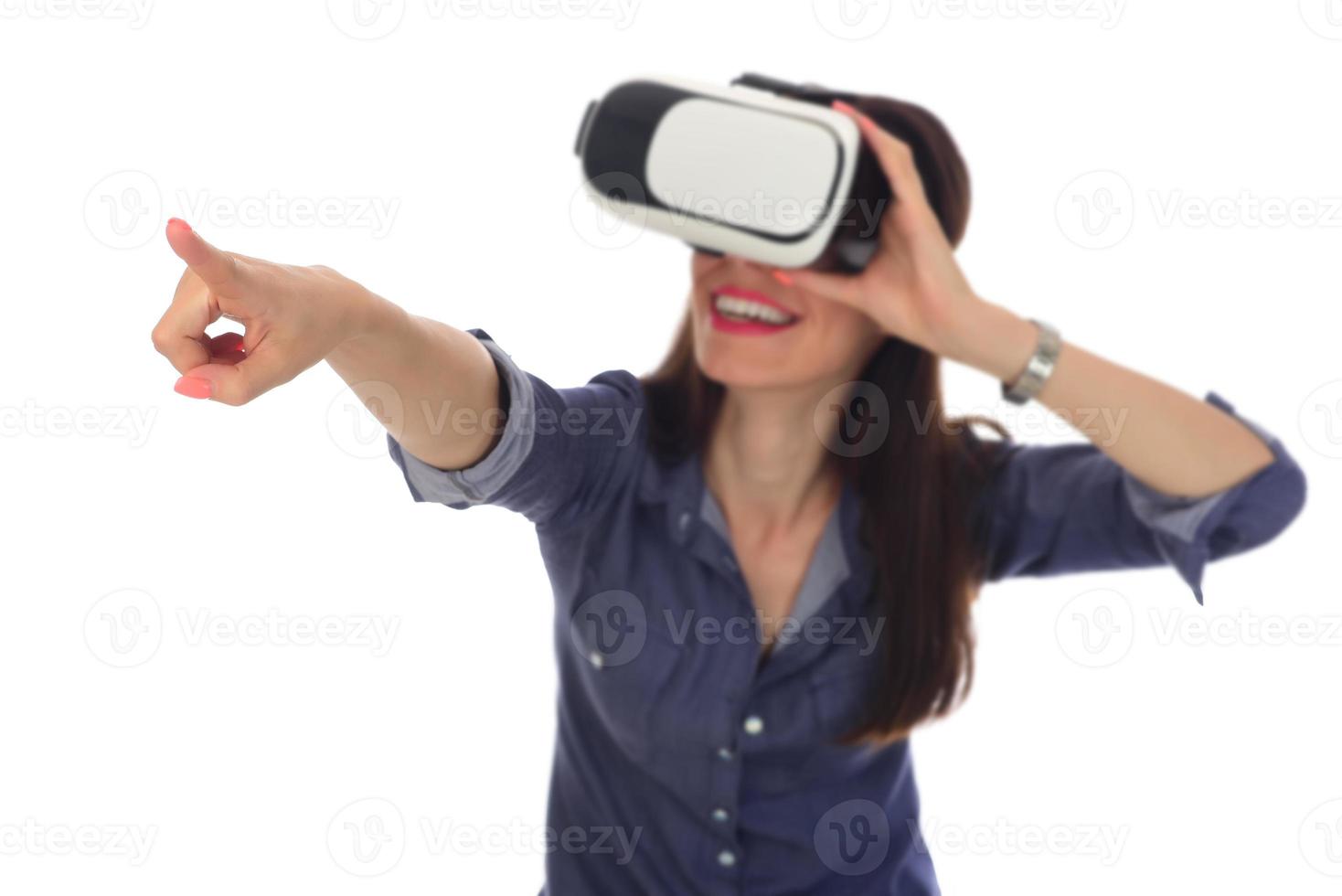 bella mujer con casco de realidad virtual vr con interfaz foto