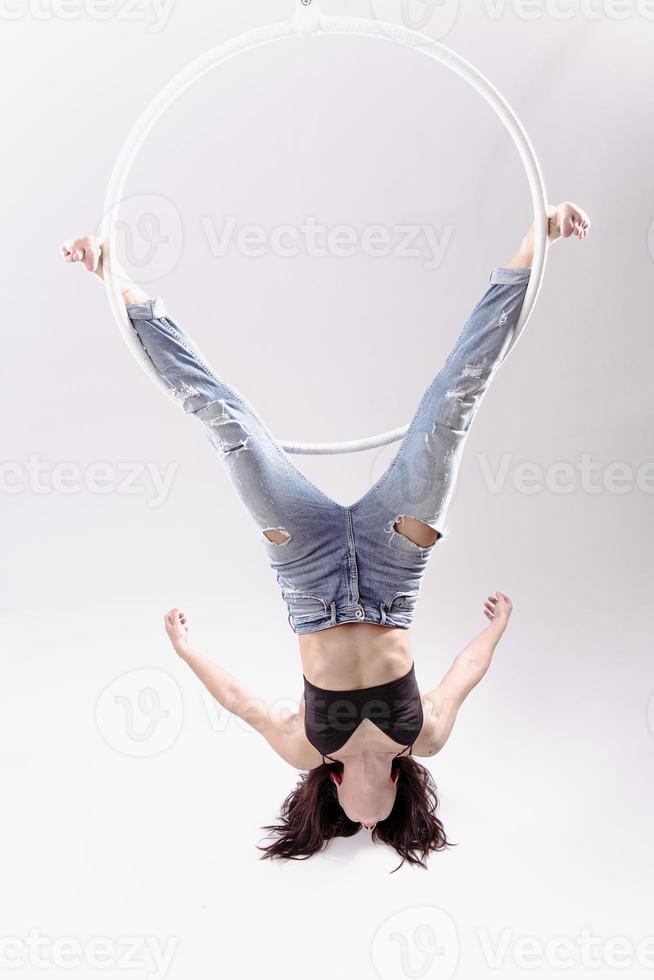 una gimnasta de aro aéreo femenino que realiza ejercicios en un aro aéreo foto