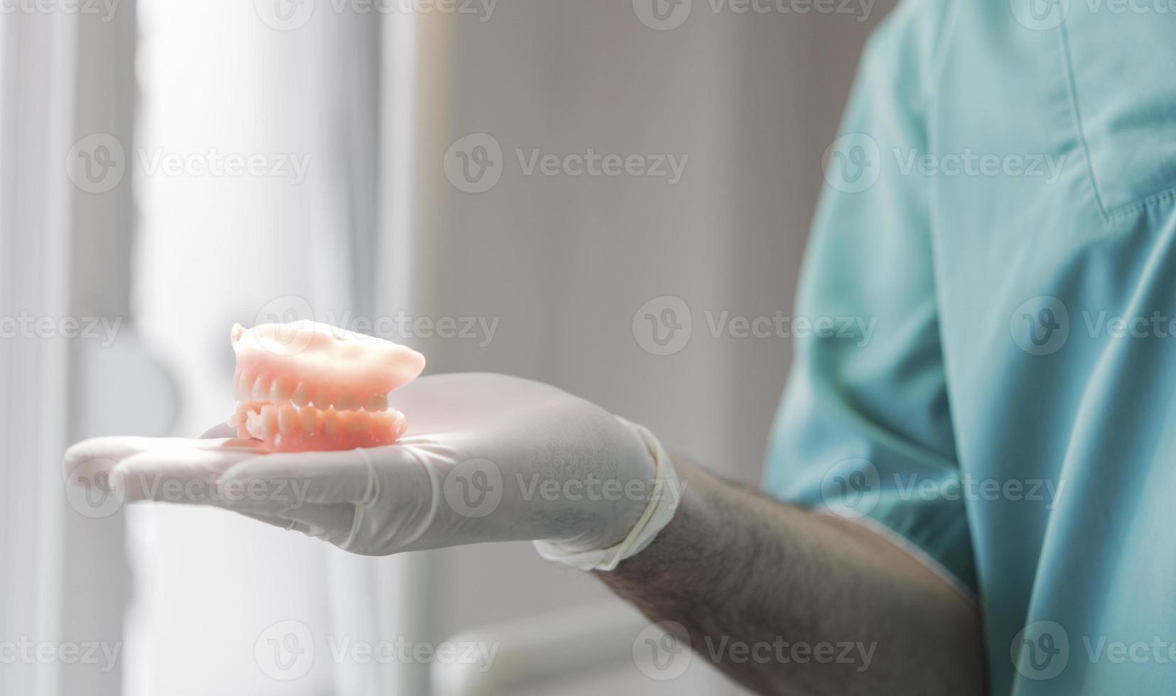 dentista con prótesis dental de cerámica foto