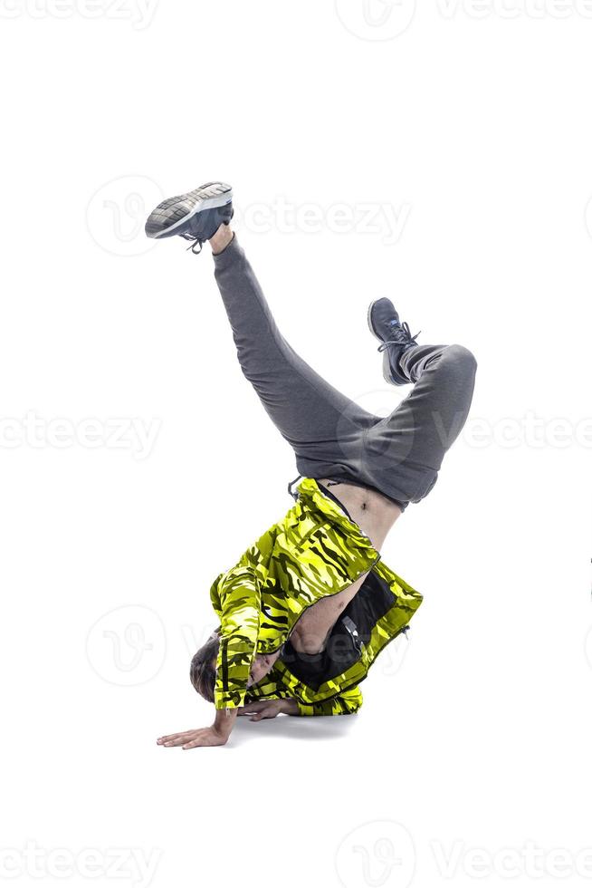 modelo masculino haciendo rutina de break dance. aislado sobre fondo blanco foto