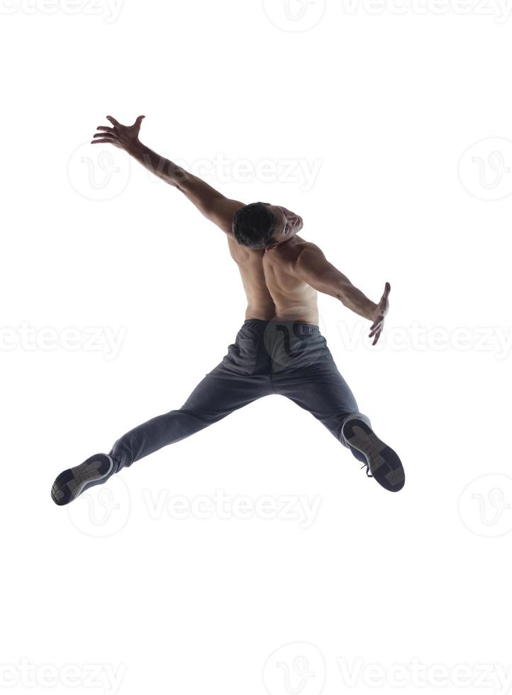 modelo masculino haciendo rutina de break dance. aislado sobre fondo blanco foto