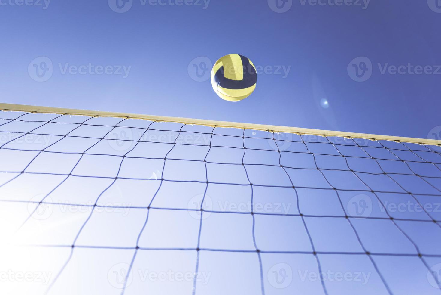 niño juega voleibol en un hermoso día de verano foto