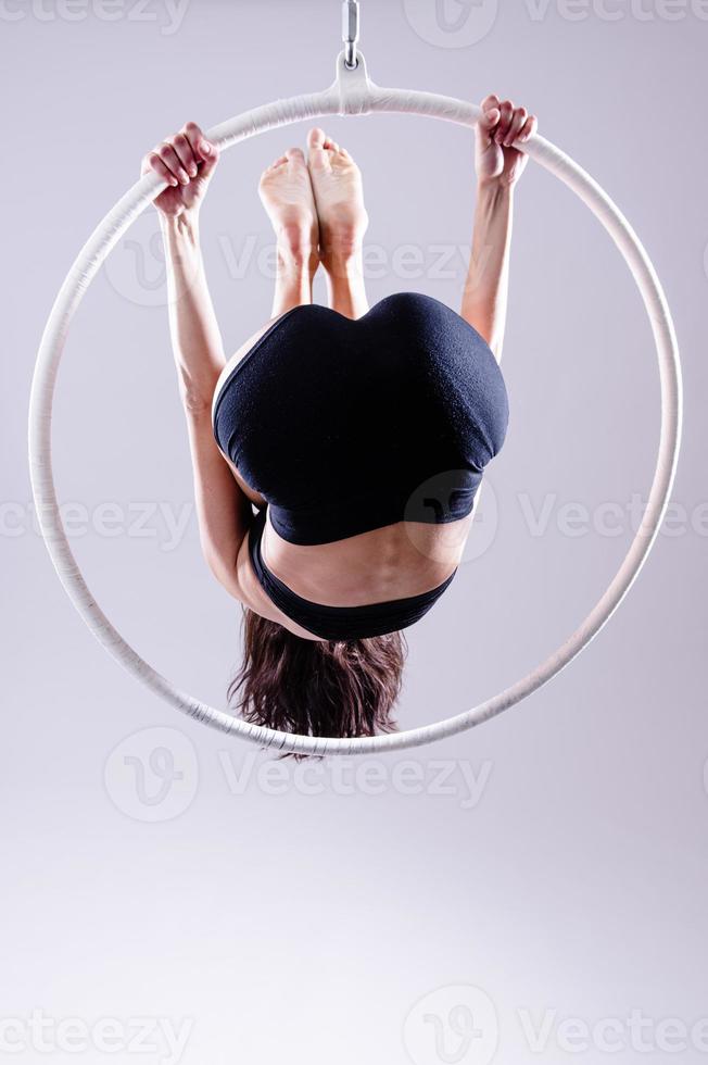 una gimnasta de aro aéreo femenino que realiza ejercicios en un aro aéreo foto