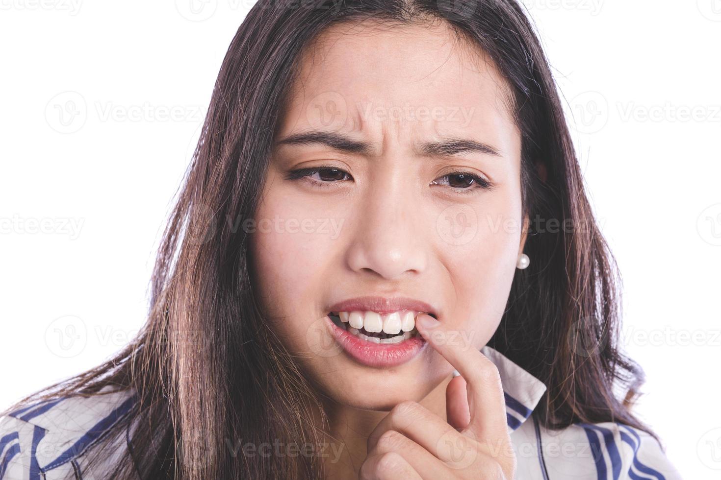 mujer expresando dolor de muelas foto