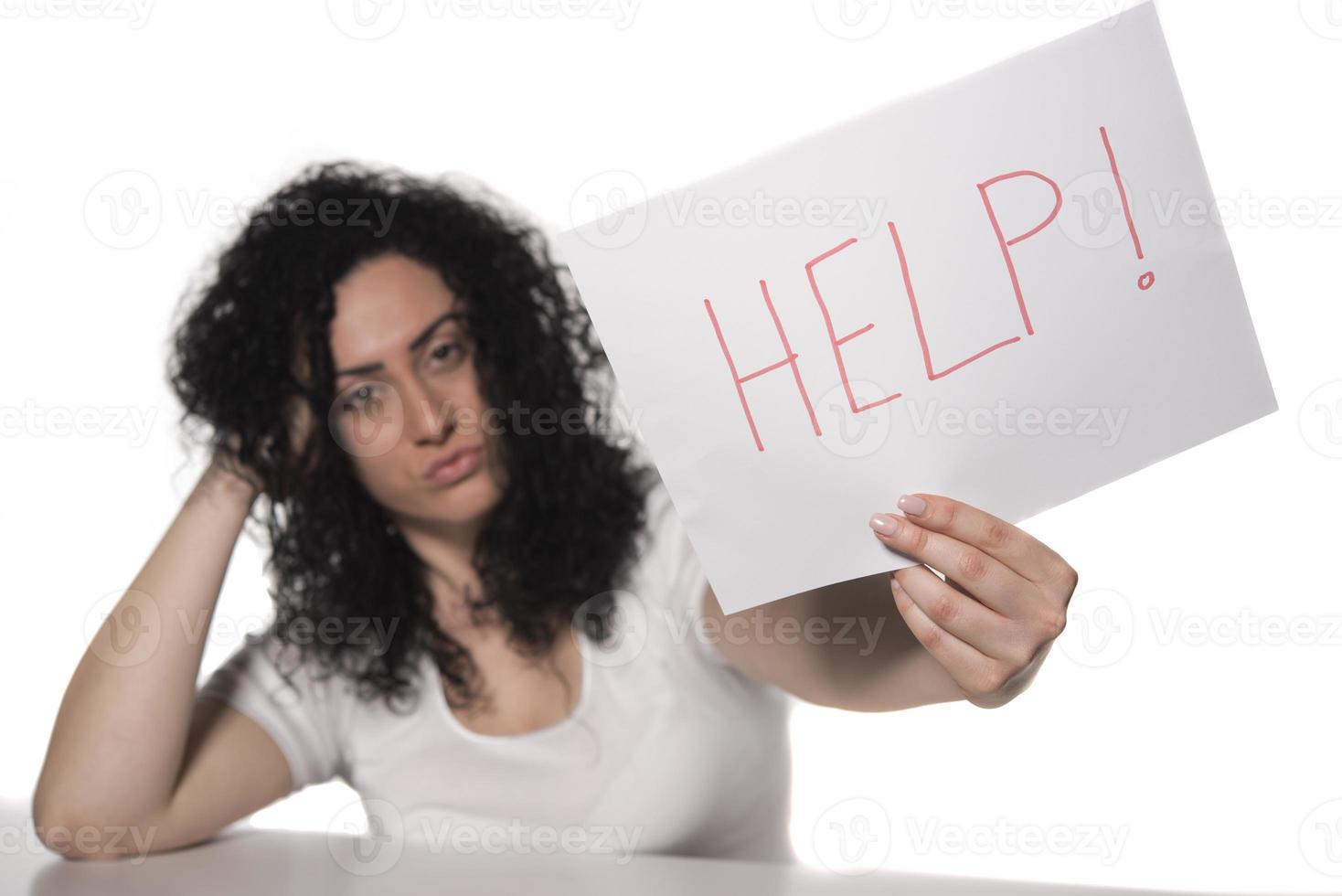 mujer con cartel de ayuda. foto