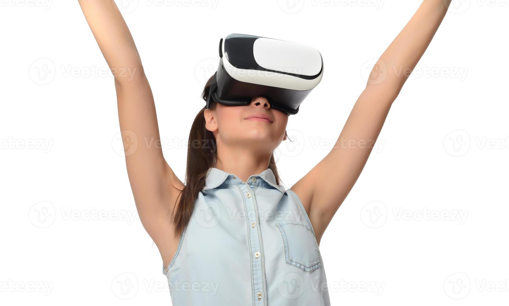 mujer joven con gafas de realidad virtual vr. foto