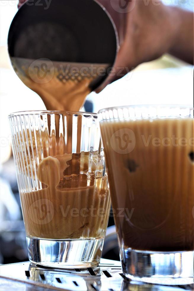 mano de barista haciendo café con leche o capuchino foto