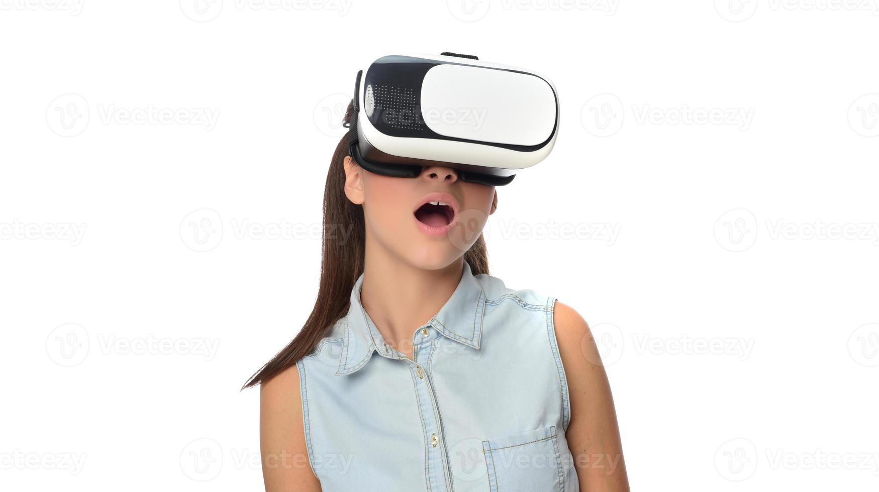 mujer joven con gafas de realidad virtual vr. foto