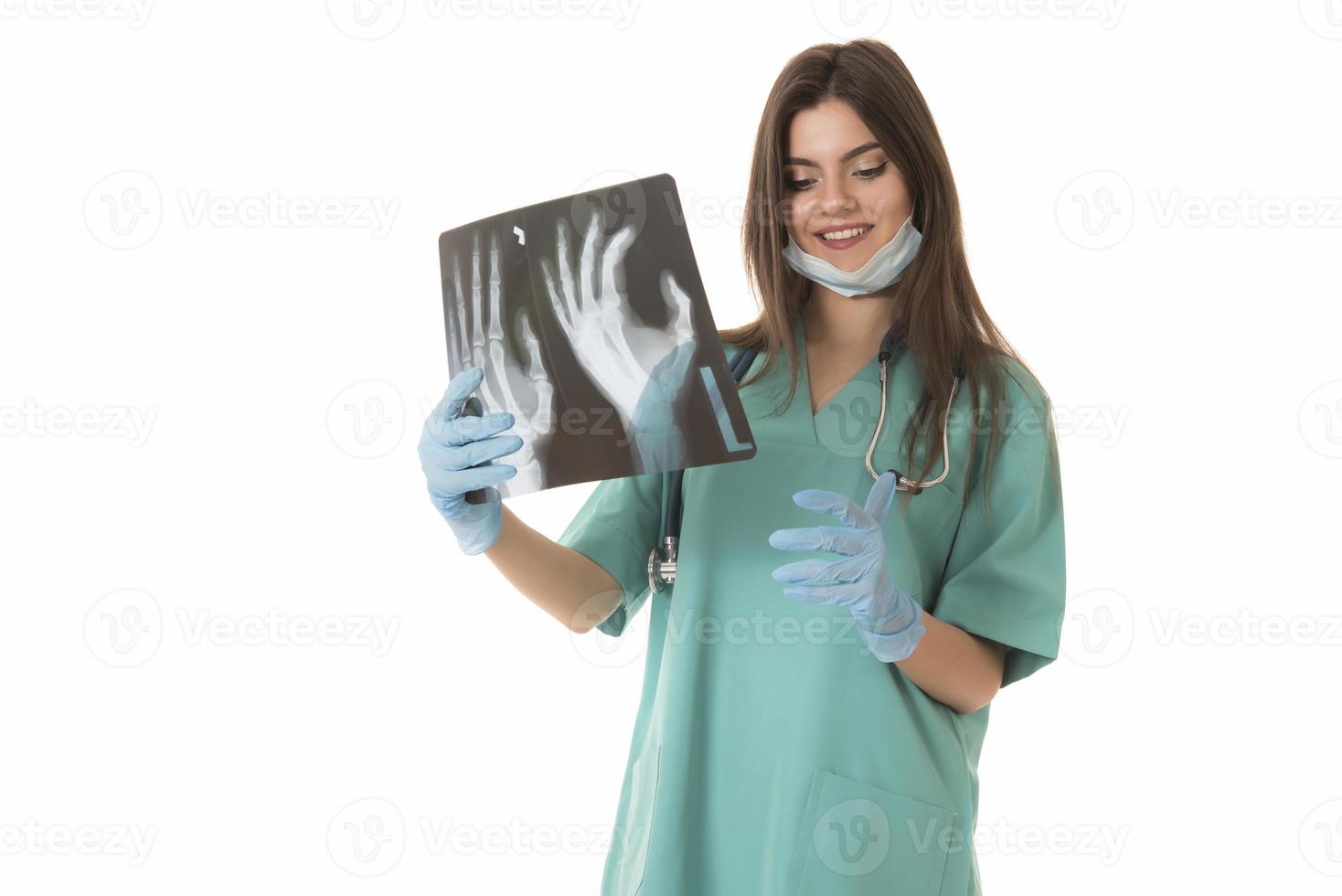 joven doctora mirando la imagen de rayos x. aislado en blanco foto