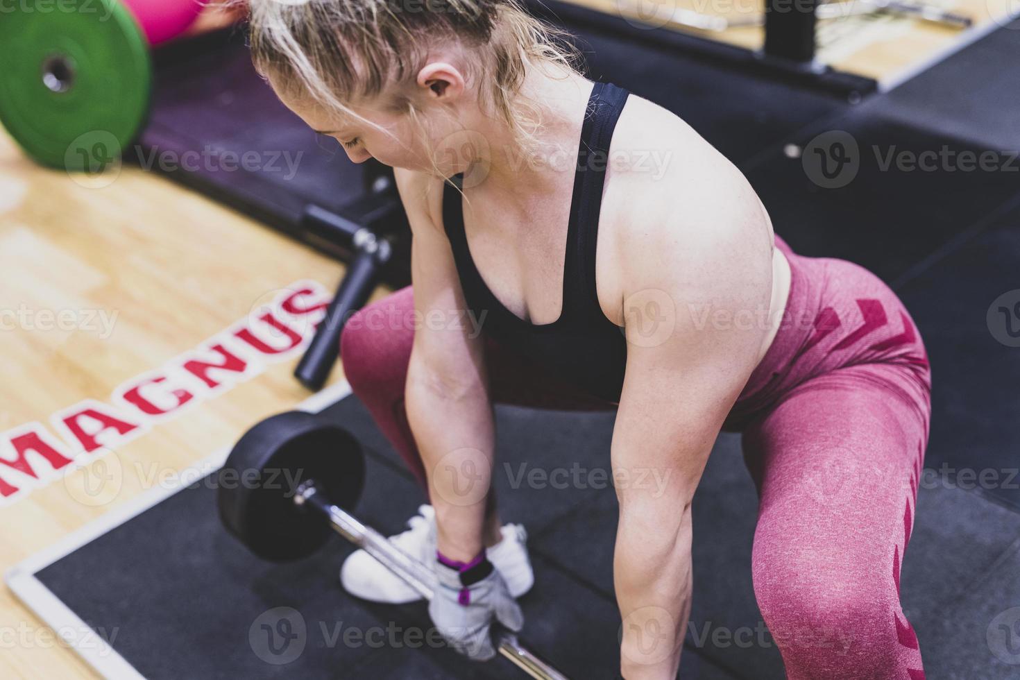 mujer haciendo ejercicio en el gimnasio. foto