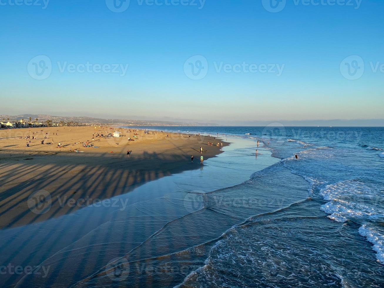 olas en el océano pacífico y vista de la playa al atardecer, en newport beach, california. foto