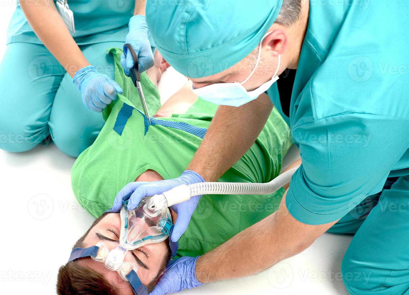 equipo médico dando cpr al paciente covid 19. foto