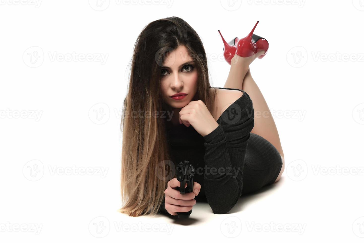 hermosa mujer con altas colinas rojas sosteniendo un arma. aislado foto
