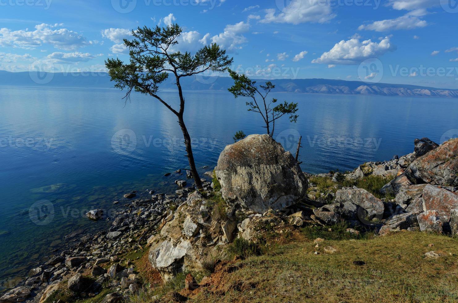 vista del lago baikal desde la isla de olkhon foto