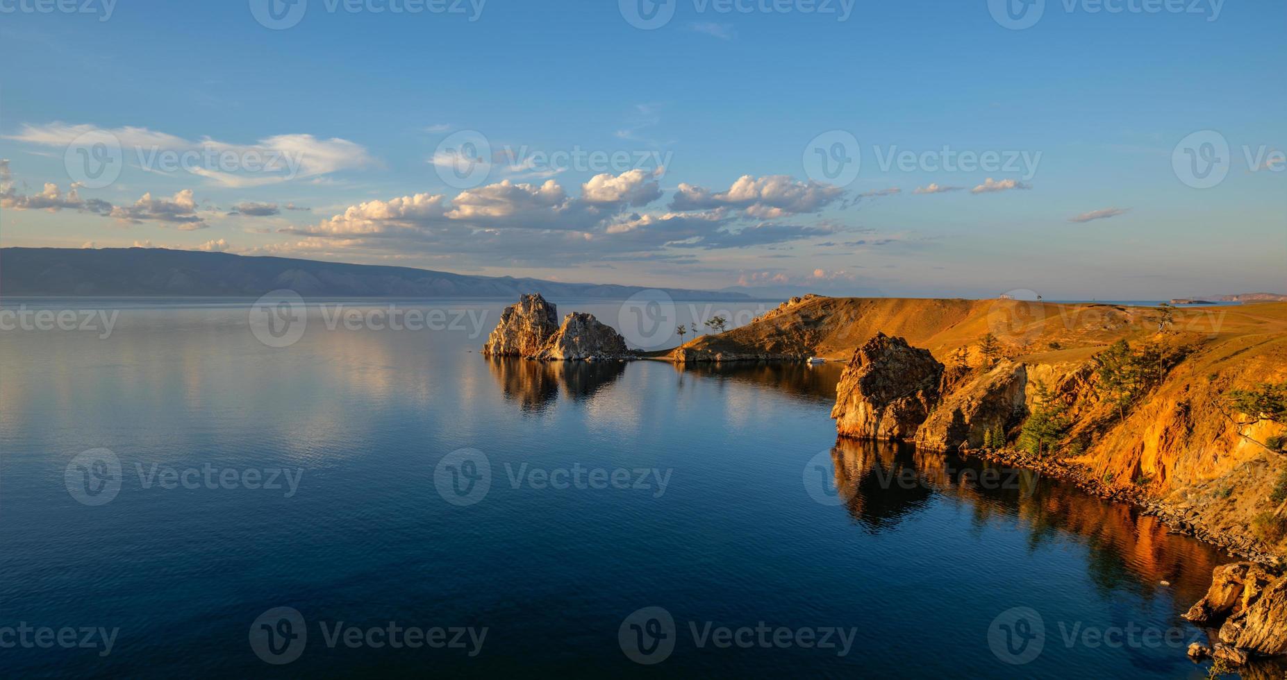 roca chamán al atardecer, isla de olkhon, lago baikal, rusia foto