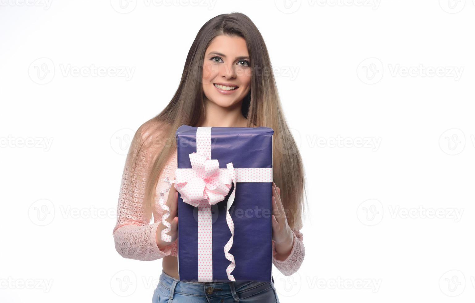 hermosa mujer feliz sosteniendo cajas de regalo foto