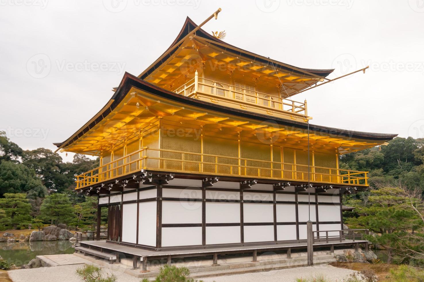 el pabellón dorado - templo kinkakuji en kyoto, japón foto