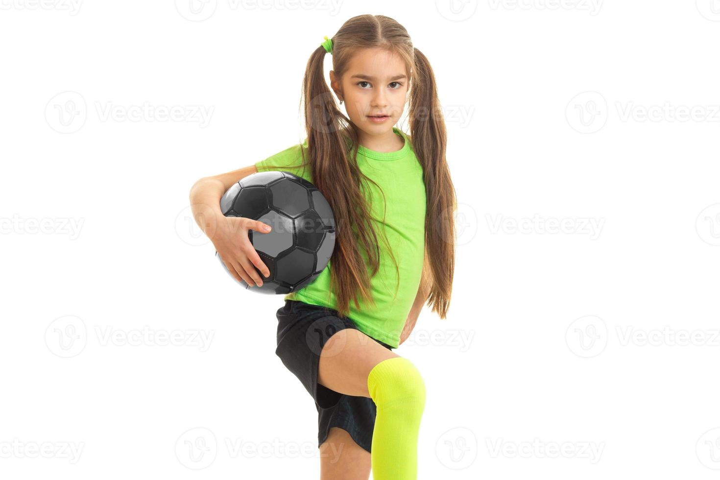 niña bonita con pelota en estudio foto