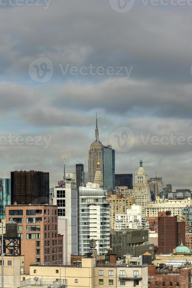 vista del horizonte de la ciudad de nueva york a través del centro de manhattan en un día soleado foto