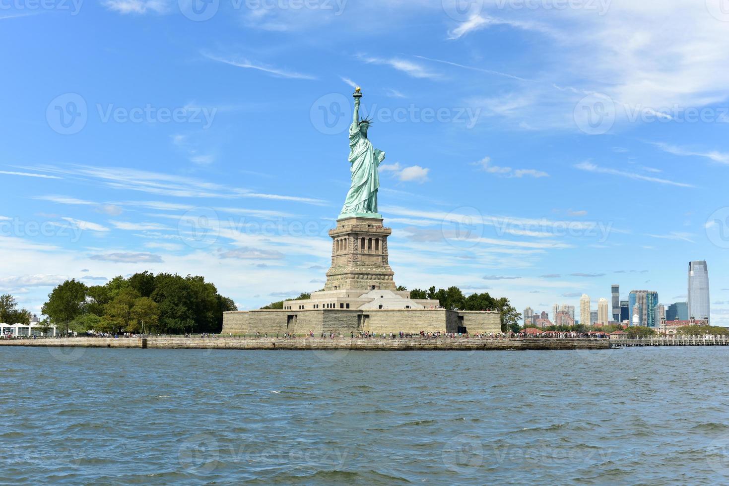 la estatua de la libertad desde el puerto de la libertad. foto