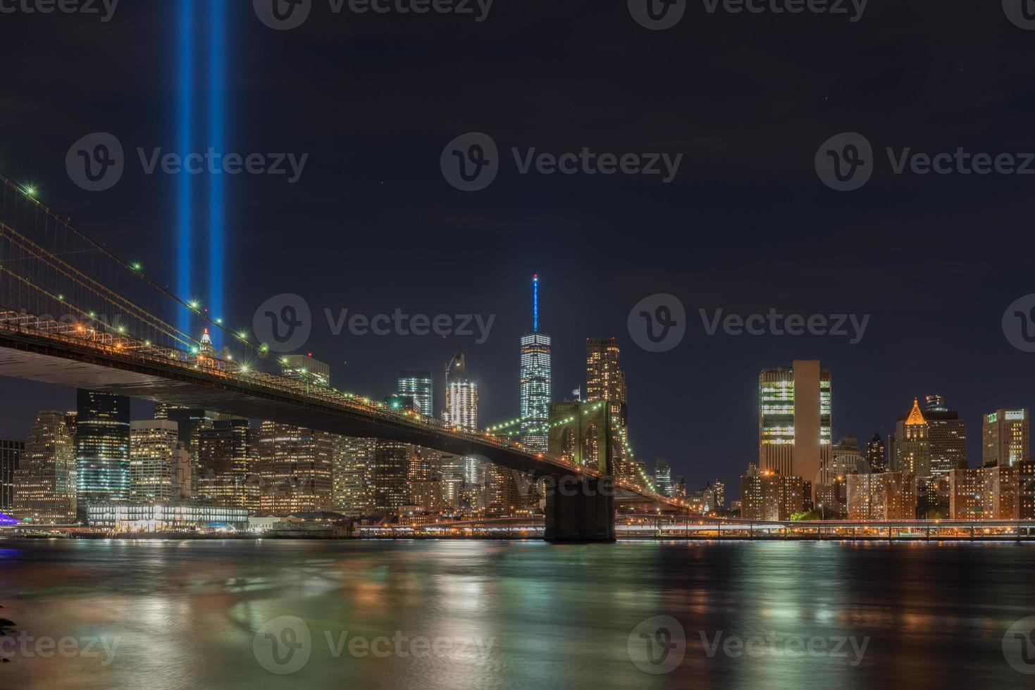 el horizonte del centro de manhattan de la ciudad de nueva york por la noche con el tributo a la luz en memoria del 11 de septiembre. foto