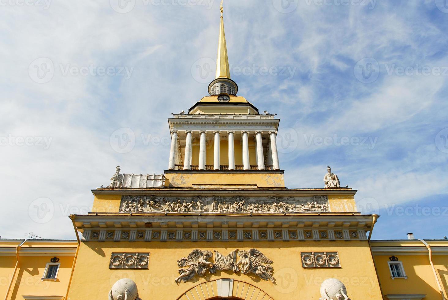 el edificio del almirantazgo - la antigua sede de la junta del almirantazgo y la armada imperial rusa en st. petersburgo, rusia y el actual cuartel general de la armada rusa. foto