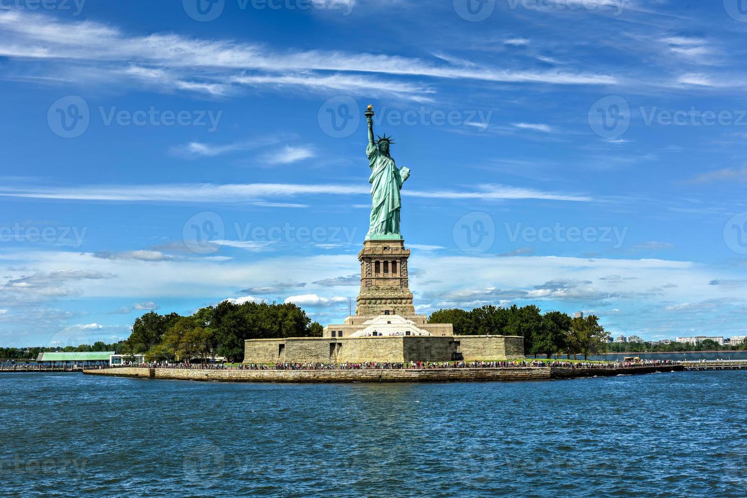 la estatua de la libertad desde el puerto de la libertad. foto