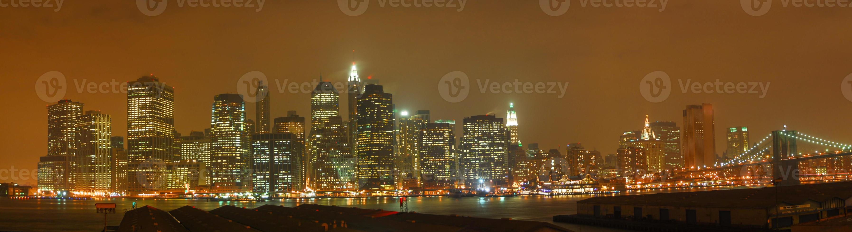 el bajo manhattan de la ciudad de nueva york desde las alturas de brooklyn. foto