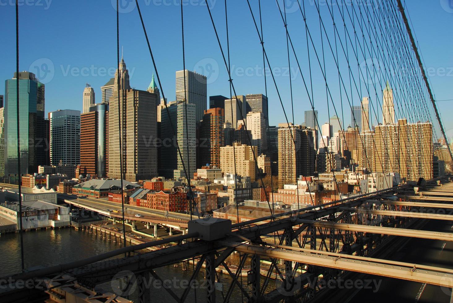 Horizonte del centro de Nueva York desde el puente de Brooklyn. foto