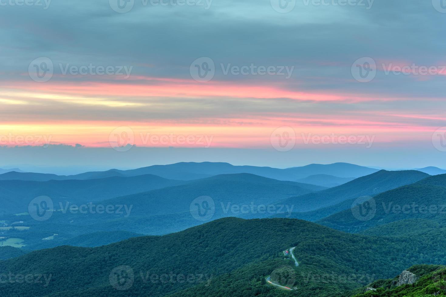 puesta de sol a lo largo del valle de shenandoah y las montañas blue ridge del parque nacional de shenandoah, virginia foto