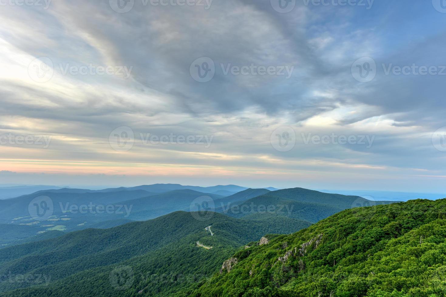 puesta de sol a lo largo del valle de shenandoah y las montañas blue ridge del parque nacional de shenandoah, virginia foto