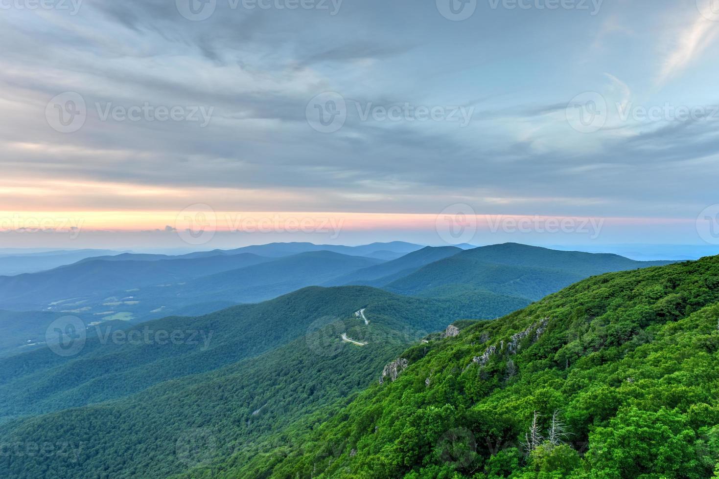 puesta de sol a lo largo del valle de shenandoah y las montañas blue ridge del parque nacional de shenandoah, virginia foto