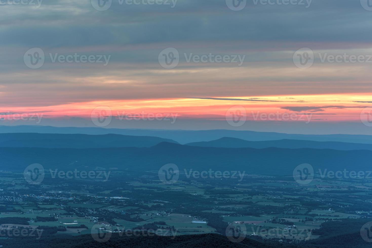 puesta de sol a lo largo del valle de shenandoah y las montañas blue ridge del parque nacional de shenandoah, virginia foto