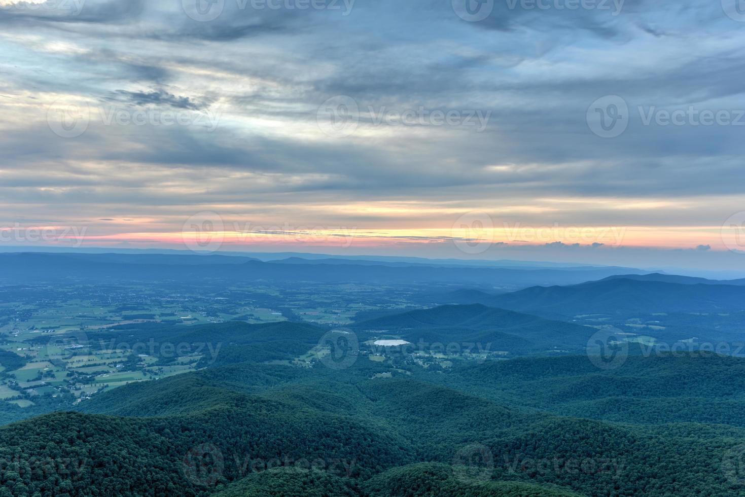 puesta de sol a lo largo del valle de shenandoah y las montañas blue ridge del parque nacional de shenandoah, virginia foto