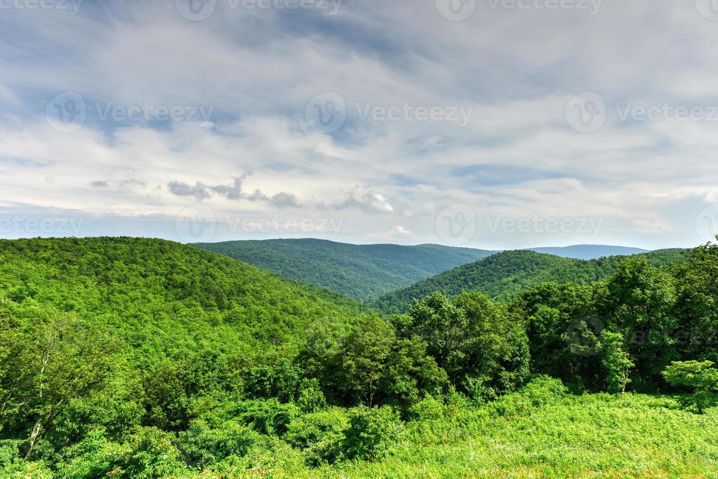 vista del valle de shenandoah y las montañas blue ridge desde el parque nacional de shenandoah, virginia foto