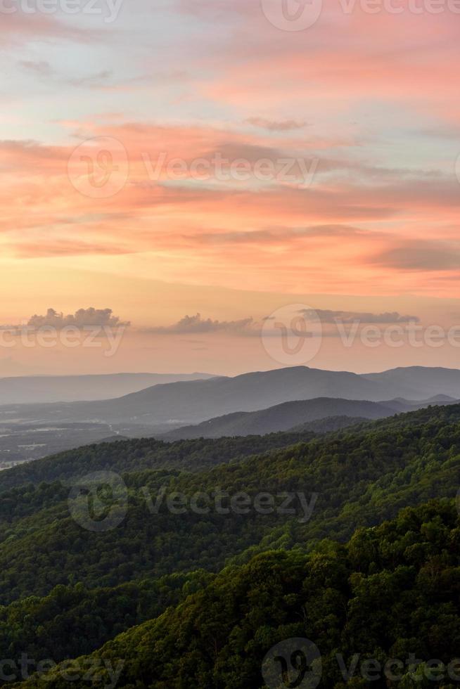 puesta de sol a lo largo del valle de shenandoah y las montañas blue ridge del parque nacional de shenandoah, virginia foto