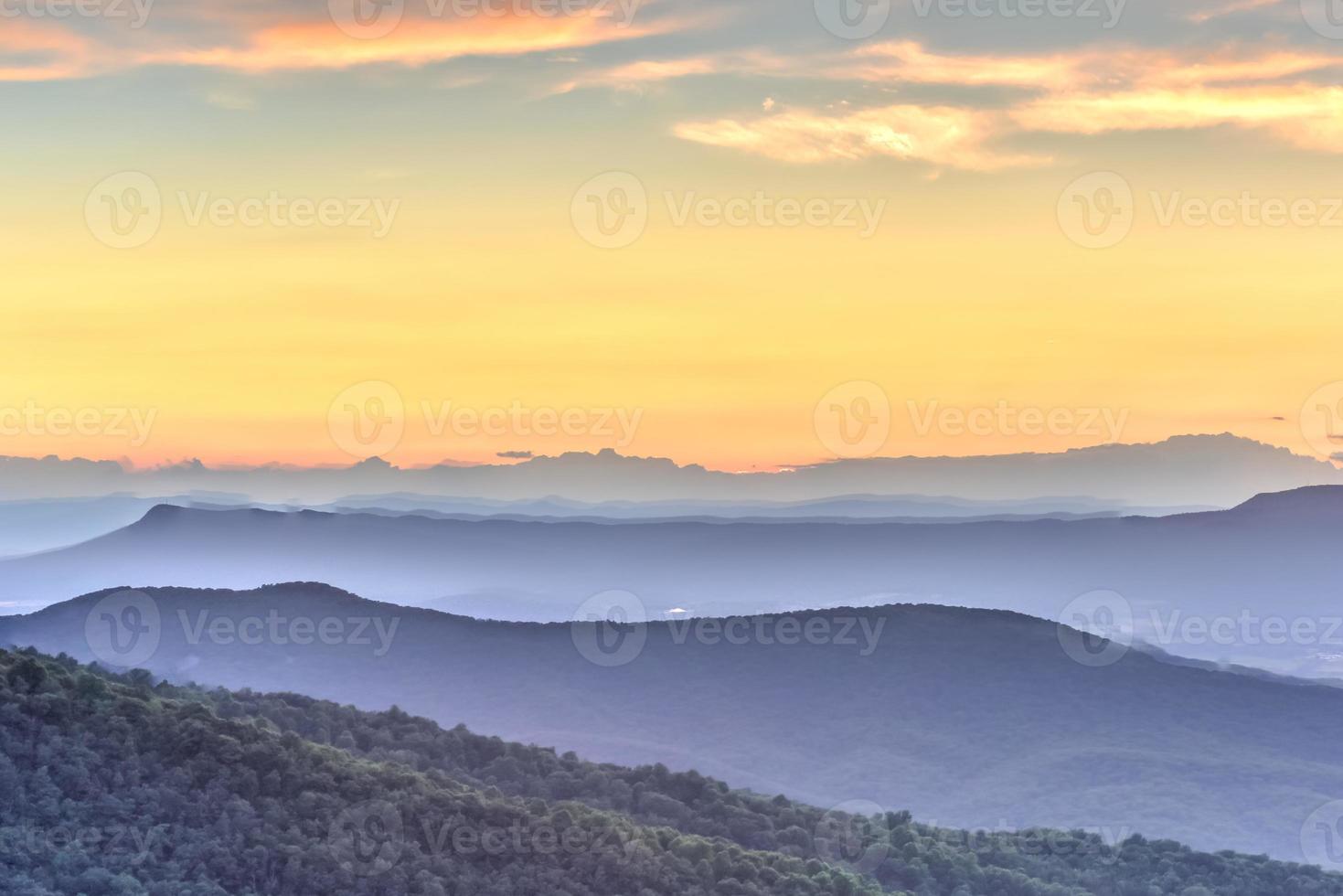 puesta de sol a lo largo del valle de shenandoah y las montañas blue ridge del parque nacional de shenandoah, virginia foto