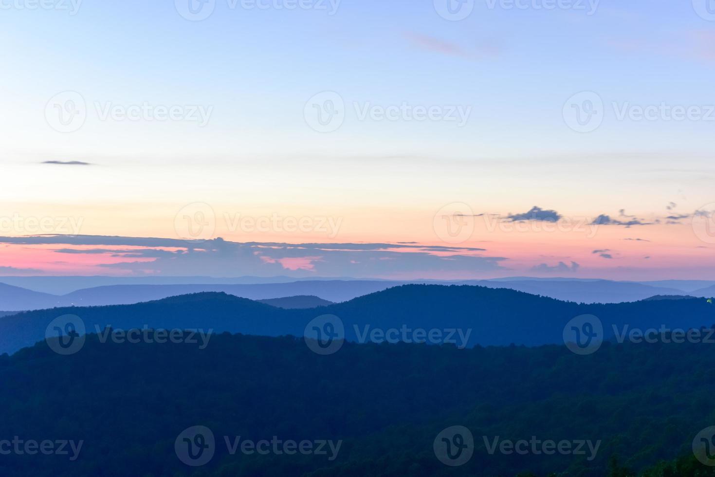 puesta de sol a lo largo del valle de shenandoah y las montañas blue ridge del parque nacional de shenandoah, virginia foto