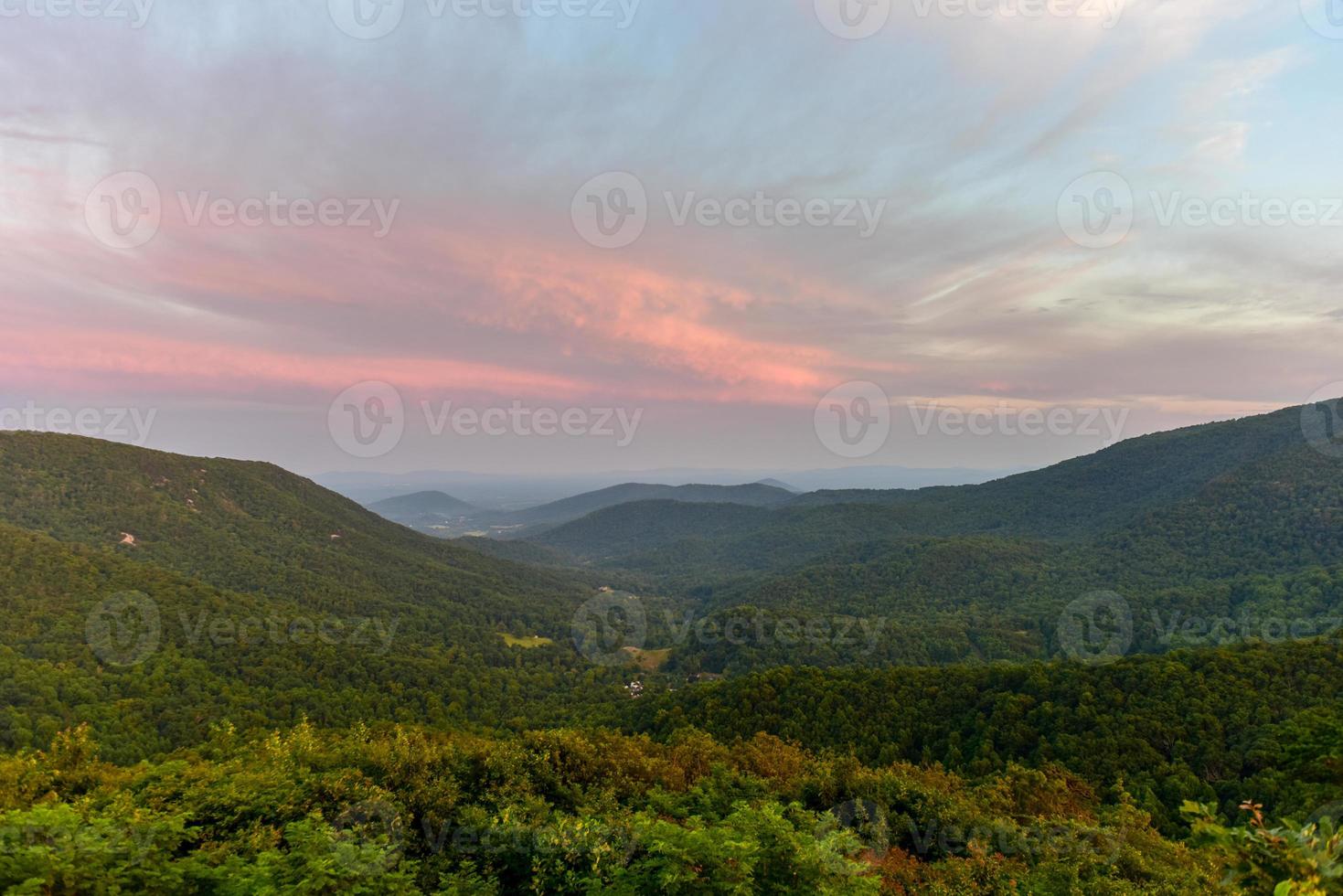 puesta de sol a lo largo del valle de shenandoah y las montañas blue ridge del parque nacional de shenandoah, virginia foto