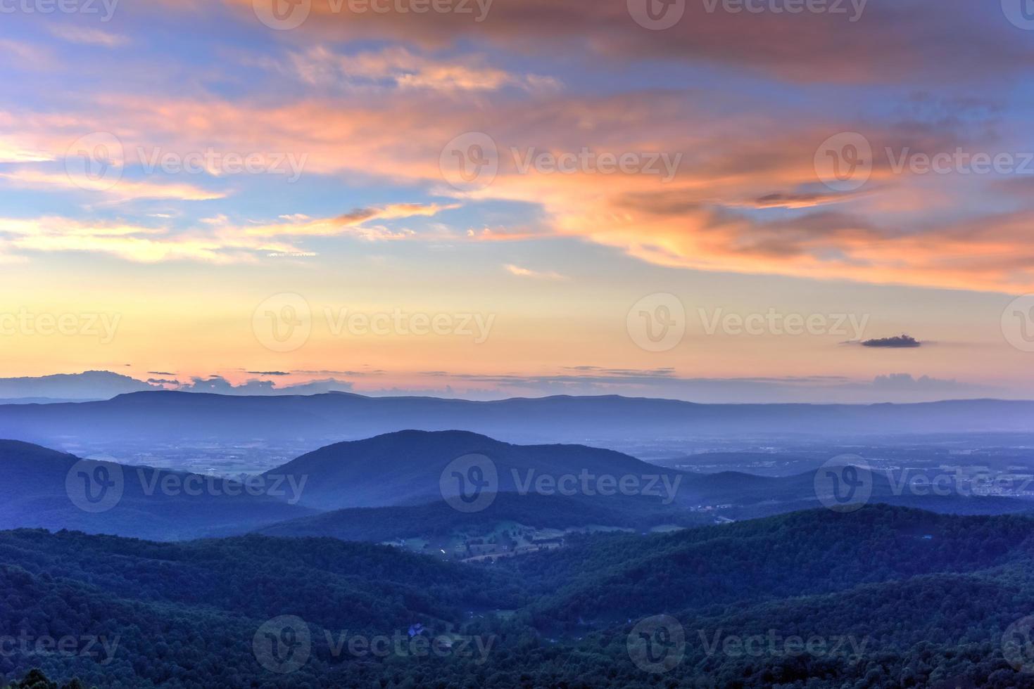 puesta de sol a lo largo del valle de shenandoah y las montañas blue ridge del parque nacional de shenandoah, virginia foto