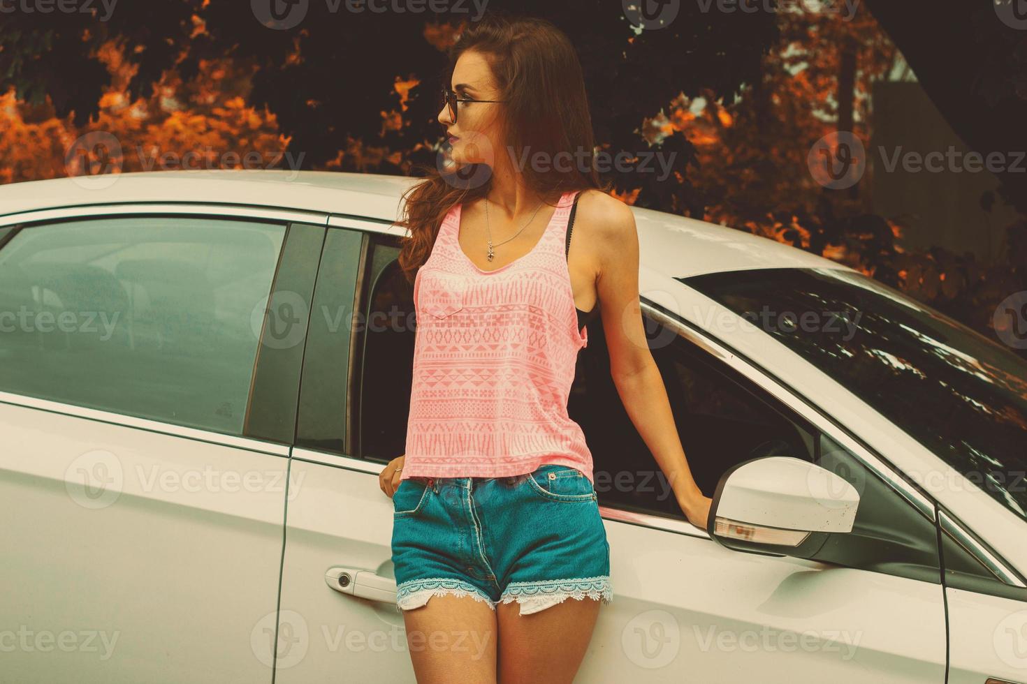 morena de moda en una camiseta rosa foto