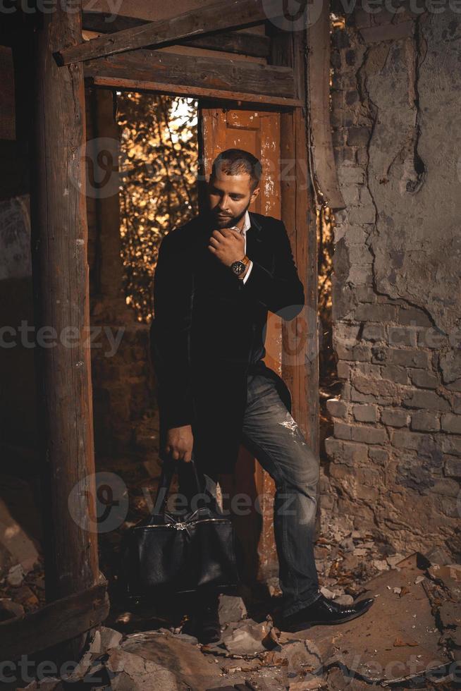 Retrato de hombre guapo elegante con elegante traje negro foto