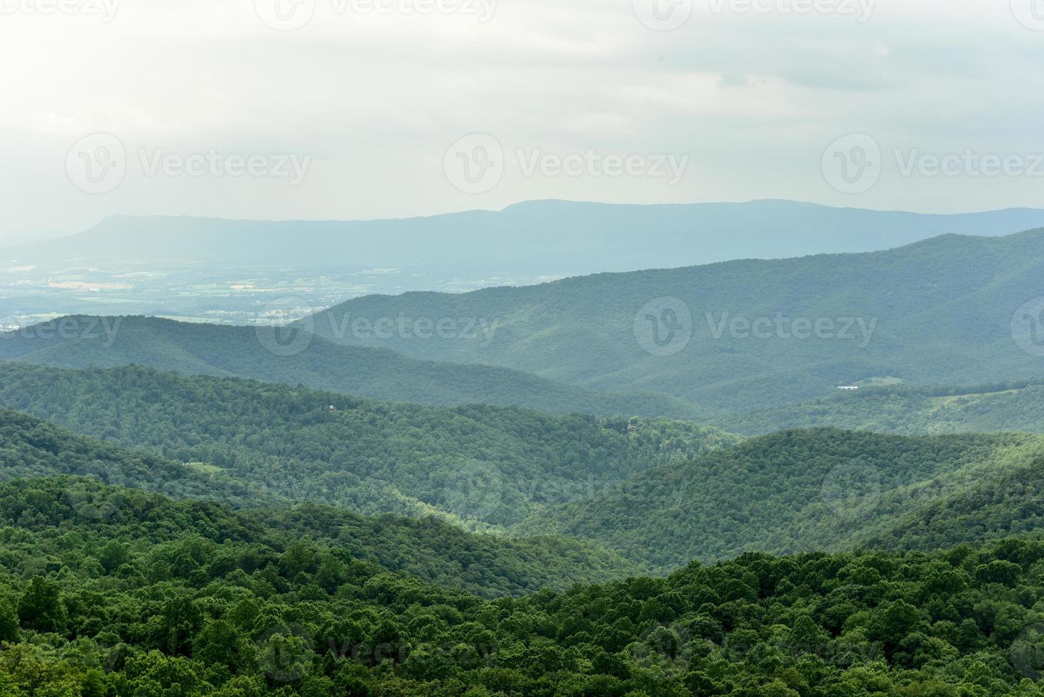 vista del valle de shenandoah y las montañas blue ridge desde el parque nacional de shenandoah, virginia foto