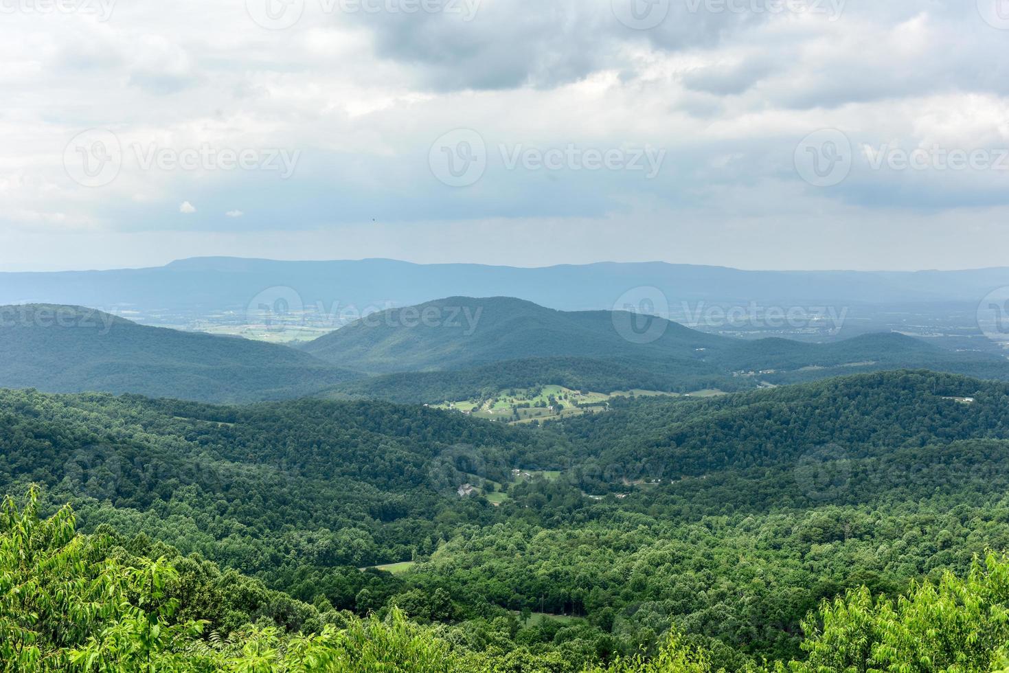 vista del valle de shenandoah y las montañas blue ridge desde el parque nacional de shenandoah, virginia foto