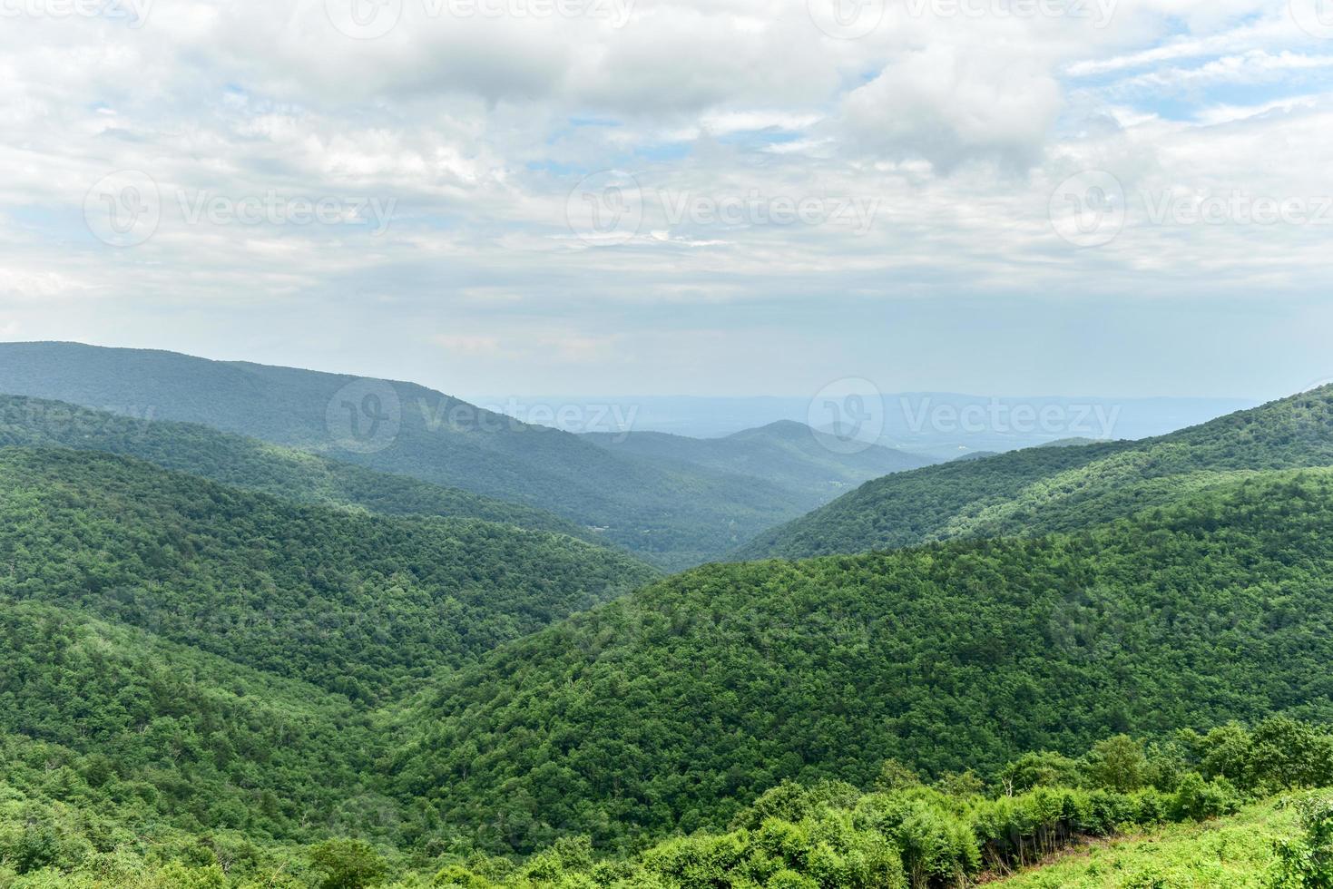 vista del valle de shenandoah y las montañas blue ridge desde el parque nacional de shenandoah, virginia foto