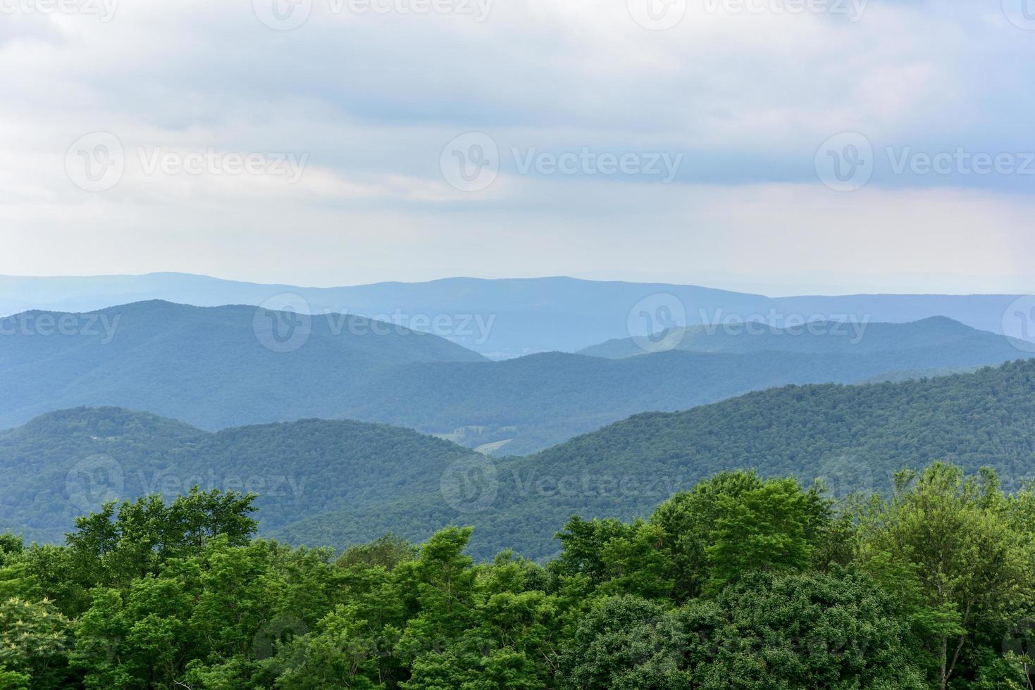 vista del valle de shenandoah y las montañas blue ridge desde el parque nacional de shenandoah, virginia foto