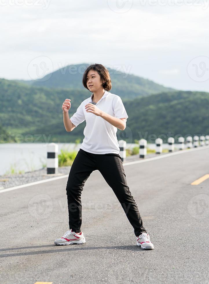 mujer de pelo corto haciendo ejercicio al aire libre foto