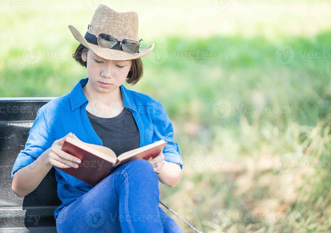 mujer usa sombrero y lee el libro en una camioneta foto